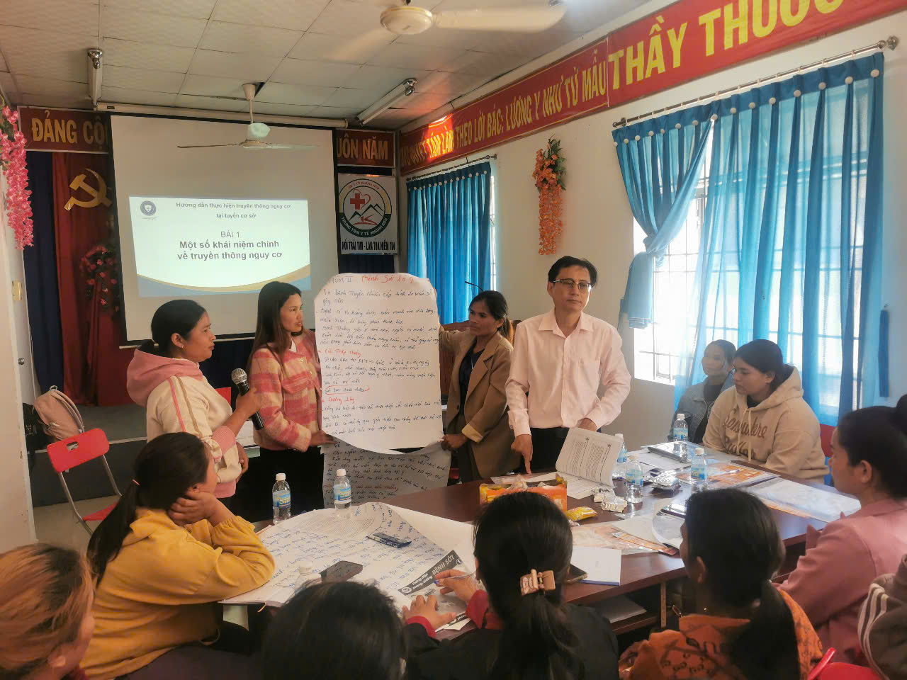 Tập huấn truyền thông nguy cơ phòng, chống các dịch bệnh cho nhân viên y tế thôn bản